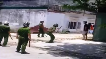 Nghi ngáo đá người đàn ông tự dùng dao cứa vào cổ mình