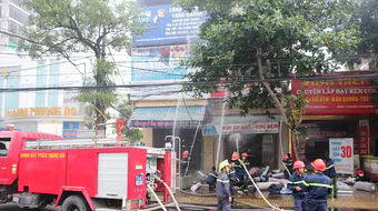 Huy động 6 xe cứu hỏa dập đám cháy ở cửa hàng kinh doanh đệm