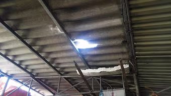 Đứng bán gà, tiểu thương bị bê tông rơi trúng, gãy chân