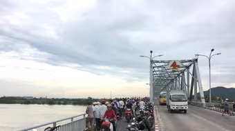 Tìm kiếm nam thanh niên nhảy cầu tự tử giữa đêm