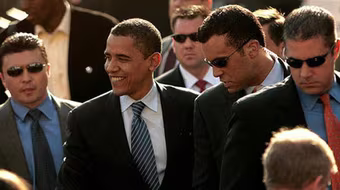 Người lạ mang súng lọt vào thang máy của Tổng thống Obama 