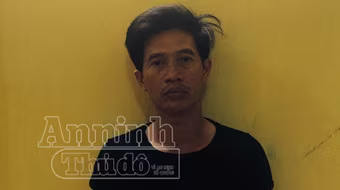 Lái, phụ xe buýt phát hiện trộm qua gương chiếu hậu