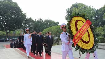 Lãnh đạo TP Hà Nội tưởng niệm các anh hùng liệt sĩ