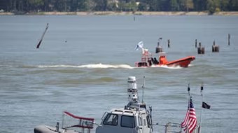 Mỹ phát triển công nghệ điều khiển cụm xuồng không người lái bảo vệ tàu chiến