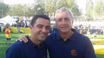 “Thánh Cruyff” tái hiện màn đá penalty “dị” nhất trong lịch sử