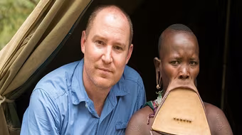 Gặp gỡ người phụ nữ đeo đĩa môi rộng nhất thế giới