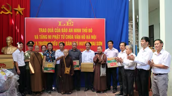 Báo ANTĐ cùng các nhà hảo tâm mang hơi ấm đến vùng cao Sơn La