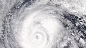 Nhật Bản: Động đất rung chuyển miền bắc, bão cực lớn đổ bộ miền nam