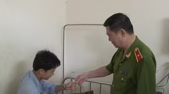 Phó GĐ CATP Hà Nội thăm động viên chiến sỹ bị thương khi làm nhiệm vụ