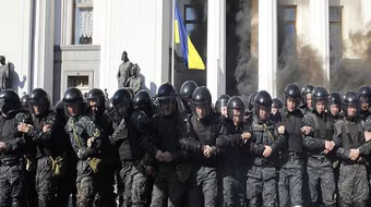 Đụng độ bên ngoài tòa nhà Quốc hội ở Kiev, 15 cảnh sát chống bạo động bị thương