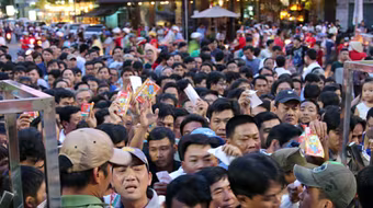 Công Phượng nén đau ra sân, vé xem U19 HAGL lên cơn sốt