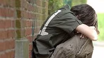 Nữ gia sư cưỡng bức cậu bé 14 tuổi trong nhiều tháng