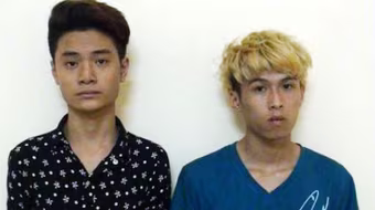 Bé gái 10 tuổi “chiều” 2 bạn trai trong cùng một ngày