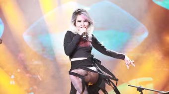 Khuyến khích hôn công khai, Mai Khôi bị chê suồng sã