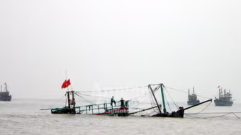 Tàu cá đắm do đâm phải đá ngầm, 10 ngư dân may mắn được cứu sống