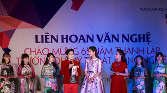 Hoa hậu Ngọc Hân mang “Trái tim hồng” về trường cũ