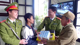 Dữ liệu dùng chung của Công an Hà Nội giúp bé trai lạc đường tìm lại người thân