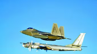 Máy bay ném bom chiến lược Tu-95 Nga bay sát Guam 