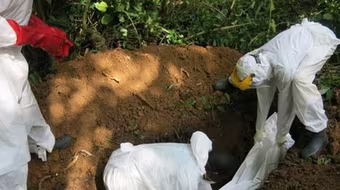 Sierra Leone: Mang xác bệnh nhân đi “rải” nơi công cộng