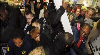 Cảnh sát Anh “vất vả” giữ trật tự trong ngày Black Friday 