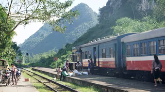 Tàu chợ ngược xuôi những cung đường