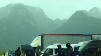 Đoàn làm phim ‘King Kong’ vất vả dưới mưa rừng nhiệt đới