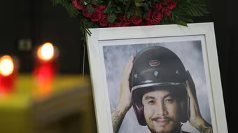 Đồng nghiệp, bạn bè xúc động tiễn đưa Trần Lập về nơi an nghỉ cuối cùng