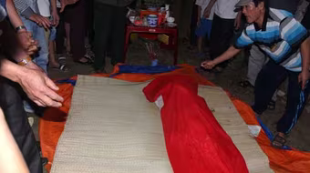 Cá ông nặng 80kg trôi dạt vào bờ được ngư dân làm lễ mai táng