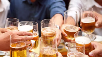 77% nam giới uống rượu bia, Việt Nam bị gọi là "quốc gia say xỉn"