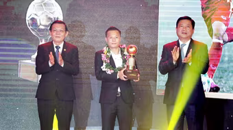 Phạm Thành Lương đoạt Quả bóng vàng Việt Nam 2016