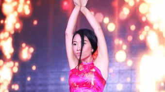 Đoan Trang mặc áo yếm khoe vũ điệu latin nóng bỏng