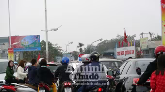 Đổ xô đi mua hoa giá rẻ gây ùn tắc cục bộ trên đường Âu Cơ