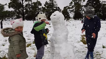 Đắp người tuyết giữa mùa hè