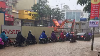 Mưa lớn bất thường giữa mùa đông, nhiều tuyến phố Hà Nội úng ngập