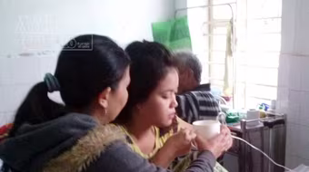 Đốt than sưởi ấm, con trai 1 tuổi tử vong, 2 vợ chồng nhập viện cấp cứu