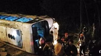 Audio 6-3-2016: Tránh xe máy, xe khách chở 34 người hành hương chùa Ba Vàng lật đổ bên đường