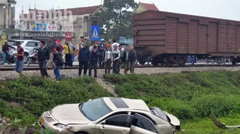 Băng ngang đường sắt không quan sát, xe ô tô bị tàu hỏa hất văng xuống ruộng