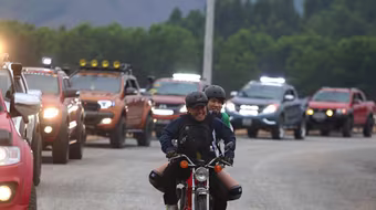 "Chê" xe địa hình đẳng cấp, Tiến Đạt xuất hiện cùng xe cổ mobylette