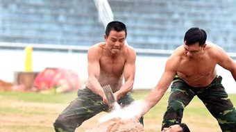 Bộ đội biên phòng Việt Nam thể hiện khả năng "mình đồng, da sắt"