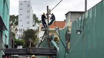 Cần cẩu chục tấn đè sập một phần trường mầm non