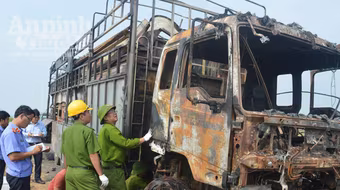 Nửa đêm, ô tô tải bất ngờ bốc cháy chỉ còn trơ khung