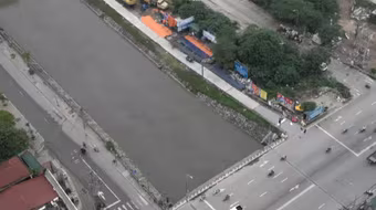 Sông Tô Lịch bất ngờ đảo dòng chảy ngược, khiến dân Hà Nội ngỡ ngàng