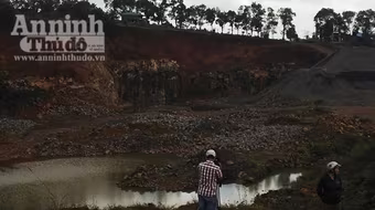 Rơi xuống hố nổ mìn khai thác đá, 3 em nhỏ đuối nước thương tâm