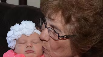 Cụ bà đón chắt gái thứ 86 đúng dịp sinh nhật tuổi 86 