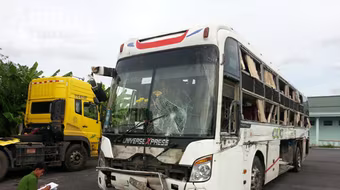 Va chạm với ô tô tải, xe khách đâm gẫy trụ điện rồi lao thẳng vào dân