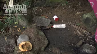 Vào hang đá, nơi lẩn trốn của đối tượng Tẩn Láo Lở