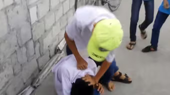 Phẫn nộ cảnh nhóm học sinh cấp II vây đánh, sỉ nhục bạn học