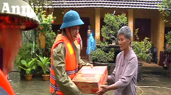 Tiếp tế mỳ tôm, nước ngọt cho người dân vùng bị lũ cô lập