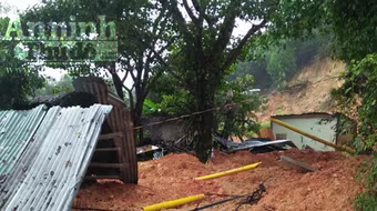 Mưa lũ khiến người dân Quảng Ngãi rơi vào cảnh khốn đốn