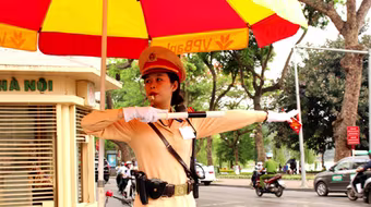 Theo đèn báo hay hiệu lệnh của người điều khiển giao thông?